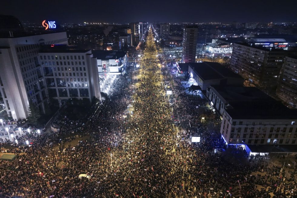 Μία από τις δεκάδες, αλλεπάλληλες, μαζικότατες πορείες διαμαρτυρίας στη Σερβία